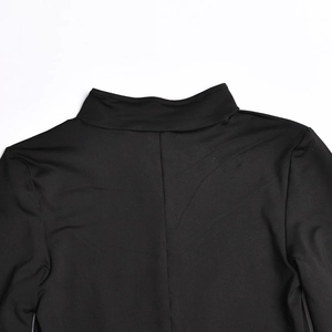 Detail des Stehkragens und der Rückennaht dieses schwarzen Langarm-Bodysuits