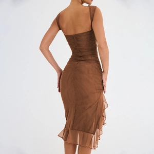 Détail d'une robe midi en mesh marron foncé avec fronces, ourlet volanté et zip au dos
