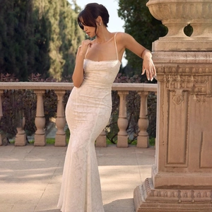 Robe de soirée élégante en dentelle blanche moulante avec coupe sirène et fines bretelles