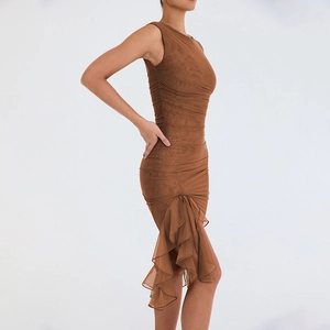 Détail de la texture en maille froncée et des volants latéraux sur cette robe midi brune