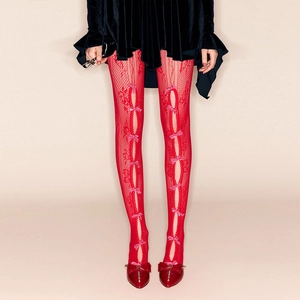 Legging en dentelle rouge avec texture résille et nœuds en soie rose style mode vintage