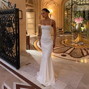 Robe longue élégante en dentelle blanche à fines bretelles et coupe sirène dos nu