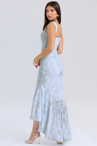 Dettaglio del tessuto jacquard azzurro su abito da sera a sirena con spalline sottili