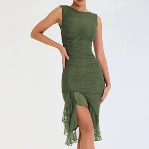 Vue détaillée d'une robe en tulle sans manches vert olive avec fente et ourlet volanté