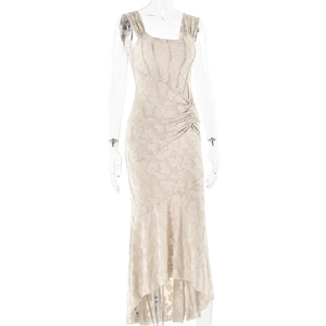 Dettaglio del pizzo floreale e del design arricciato su questo abito lungo beige