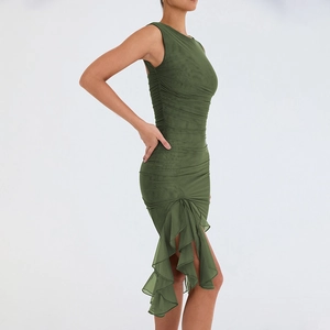 Robe moulante sans manches vert olive avec fronces et détails de volants latéraux
