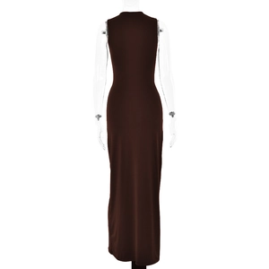 Elegante mouwloze bodycon maxi-jurk in donkerbruin met een slanke pasvorm en hoge hals