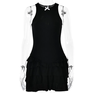 Robe noire sans manches en maille côtelée avec nœud blanc et ourlet à volants