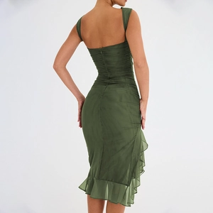 Vue détaillée d'une robe midi moulante vert olive avec fronces et ourlet à volants asymétrique