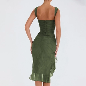 Détail de la robe midi froncée vert olive avec fermeture éclair et ourlet à volants