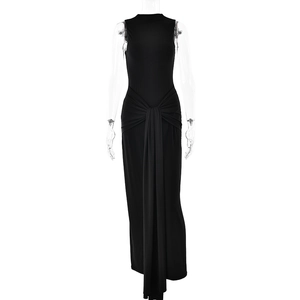 Mouwloze zwarte maxi-jurk met elegante knoop in de taille en een slanke pasvorm