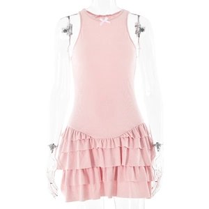 Robe courte sans manches rose à volants superposés et petit nœud blanc