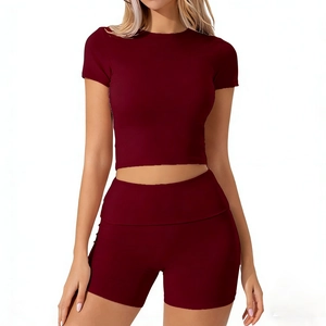 Dettaglio completo sportivo bordeaux due pezzi con crop top corto e pantaloncini a vita alta