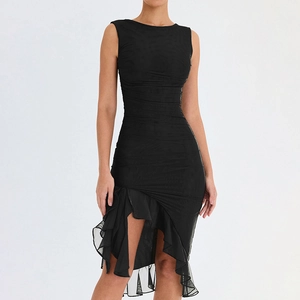 Détail de robe midi noire sans manches avec texture plissée élégante et ourlet à volants