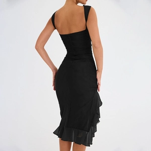 Détail d'une robe midi moulante noire avec texture froncée et ourlet à volants