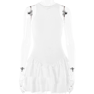 Robe blanche sans manches moulante avec haut côtelé et jupe courte à volants