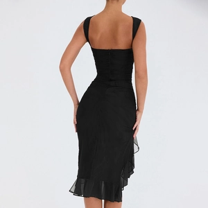 Robe mi-longue noire moulante dos nu avec volants élégants et détails plissés