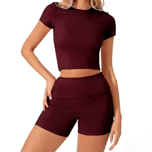 Dettaglio del tessuto in maglia elastica bordeaux sul set sportivo da donna