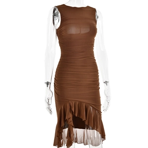 Détail de la robe moulante froncée sans manches marron avec ourlet à volants