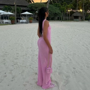 Robe longue en maille rose sans manches avec coupe ajustée sur un décor de plage
