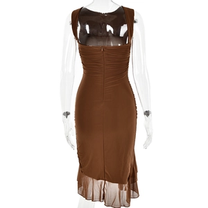 Détail de la robe froncée marron avec ourlet en maille transparente et zip au dos