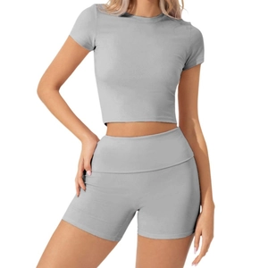 Dettaglio del completo sportivo grigio chiaro con crop top e pantaloncini a vita alta