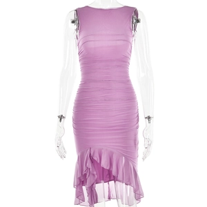 Détails d'une robe en mesh violet sans manches avec fronces horizontales et ourlet volanté