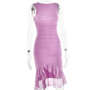 Détail d'une robe sans manches lavande froncée avec ourlet à volants en mesh doux