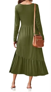 Détail de la robe longue vert olive avec couches asymétriques et ourlet plissé élégant