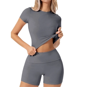 Dettaglio del tessuto elasticizzato a costine grigio scuro sul set t-shirt e pantaloncini