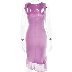 Détail du dos d'une robe moulante lavande avec fronces et volants en tulle transparent