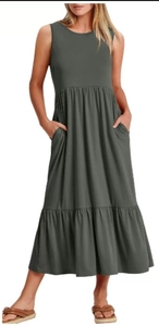 Détail d'une robe longue à plusieurs niveaux vert foncé sans manches avec poches