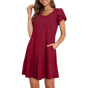 Détail de la robe rouge foncé avec manches pétales et des poches latérales pratiques