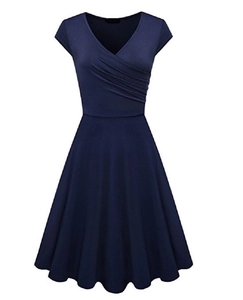 Détail du col en V croisé et du corsage plissé sur cette robe élégante bleu marine pour femme