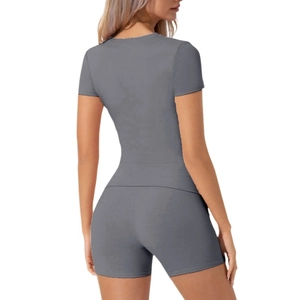 Vista posteriore di un completo sportivo grigio con pantaloncini a vita alta