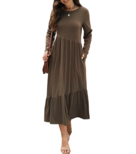 Détail d'une robe longue marron foncé à manches longues avec poches et jupe à plusieurs niveaux