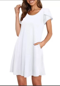 Détail de la robe blanche à col rond montrant les manches tulipes et les poches latérales