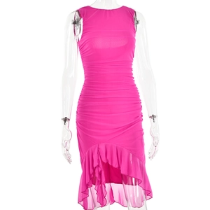 Détail de la robe moulante rose fuchsia avec plis froncés et ourlet irrégulier à volants