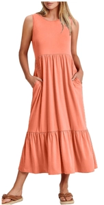 Détail d'une robe longue corail sans manches avec volants superposés et poches latérales