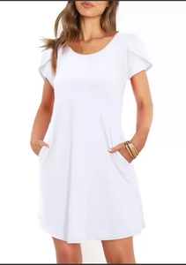 Détail de la robe blanche à col rond avec manches pétales et poches latérales