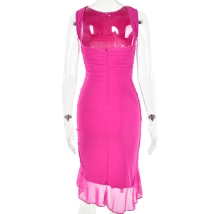 Détails du dos d'une robe fuchsia ajustée avec fermeture invisible et tissu froncé
