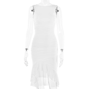 Détail d'une robe moulante blanche sans manches froncée avec ourlet à volants asymétriques