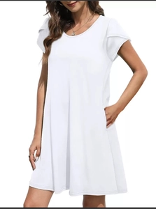 Détail d'une robe trapèze blanche avec manches pétales et poches latérales fonctionnelles
