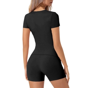 Vista posteriore di una donna in t-shirt sportiva nera a maniche corte e pantaloncini