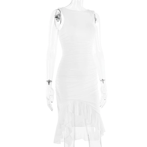 Détail du drapé froncé et de l'ourlet à volants asymétrique d'une robe blanche sans manches