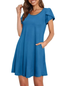 Détail montrant les manches pétales uniques et les poches latérales de cette robe bleue