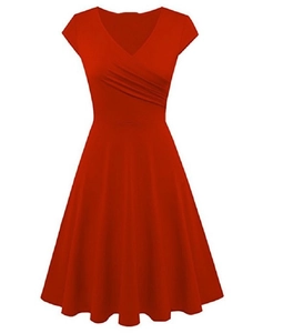 Vue détaillée d'une robe rouge à col en V avec des plis croisés sur la poitrine et texture