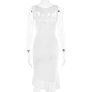 Détail d'une robe blanche moulante avec un design sans manches et des volants au dos