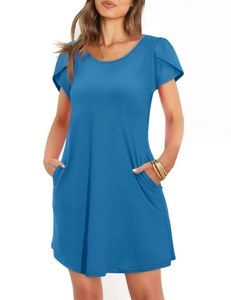 Détail d'une robe bleue avec manches tulipes et poches latérales fonctionnelles