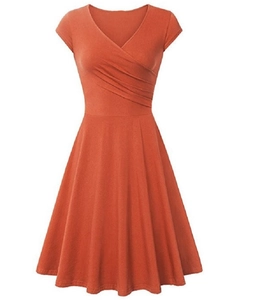 Détail du col en V et du corsage plissé de cette élégante robe trapèze orange foncé